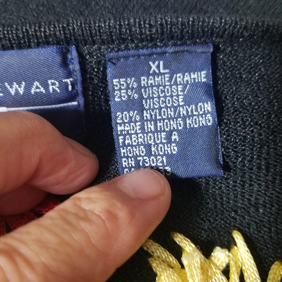 Catherine Stewart Embroidered Sweatshirt Size XL.Pit to pit approx:  20.5 inch - Picture 6 of 7